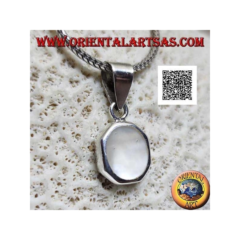 Pendentif en argent avec nacre ovale sertie au ras du bord sur un cadre octogonal lisse