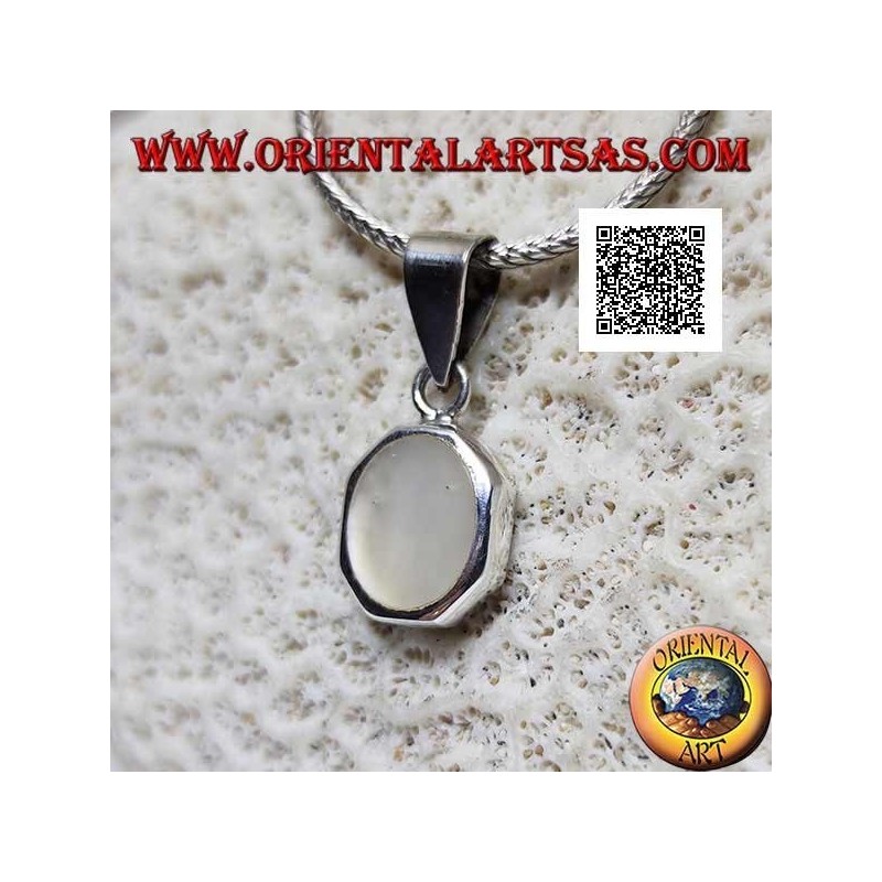 Pendentif en argent avec nacre ovale sertie au ras du bord sur un cadre octogonal lisse