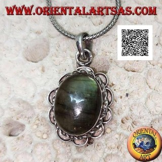 Silberanhänger mit einem großen ovalen Cabochon-Labradorit, umgeben von einer Schnur und Halbkreisen