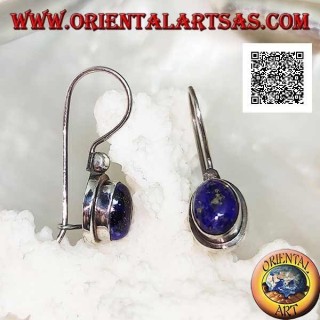 Silberne Ohrringe mit ovalem Cabochon Lapislazuli auf glatter Fassung mit Bordüre