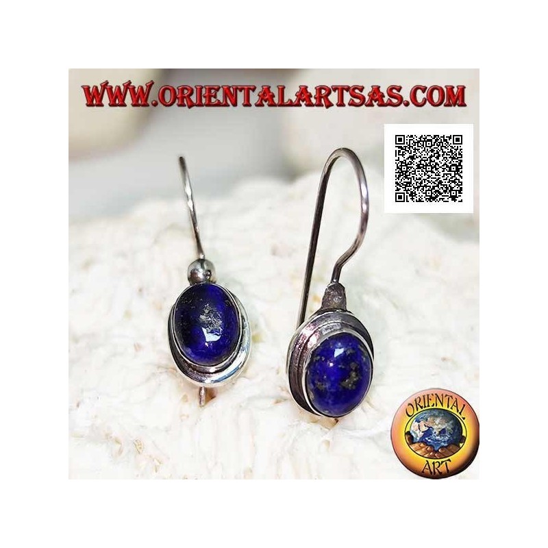 Silberne Ohrringe mit ovalem Cabochon Lapislazuli auf glatter Fassung mit Bordüre