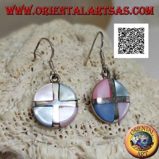 Boucles d'oreilles pendantes rondes en argent avec des triangles de nacre multicolores séparés par une croix