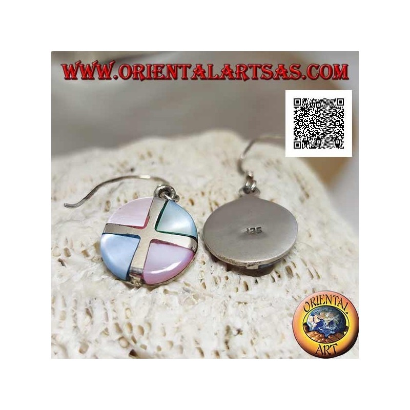 Boucles d'oreilles pendantes rondes en argent avec des triangles de nacre multicolores séparés par une croix