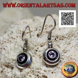 Silberne Ohrringe mit natürlichem rundem Amethyst auf einer glatten Fassung, die durch ein Grübchen getrennt ist