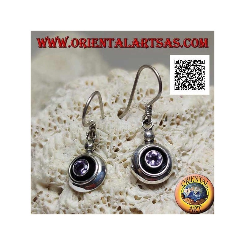 Pendientes colgantes de plata con amatista redonda natural en un engaste liso separado por un hoyuelo
