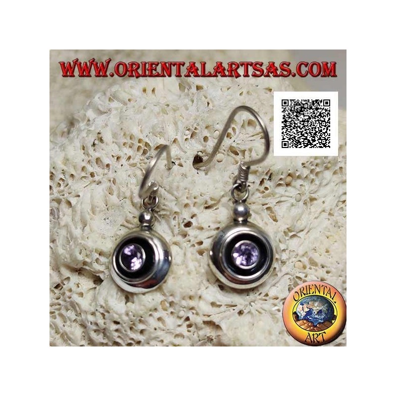 Boucles d'oreilles pendantes en argent avec améthyste ronde naturelle sur un sertissage lisse séparé par une fossette