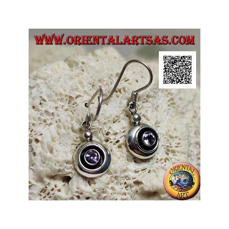 Silberne Ohrringe mit natürlichem rundem Amethyst auf einer glatten Fassung, die durch ein Grübchen getrennt ist