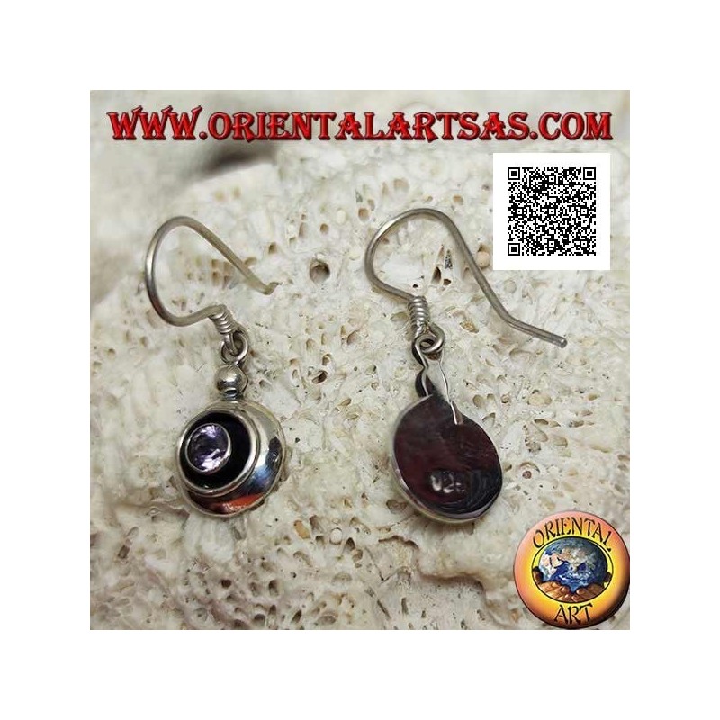 Pendientes colgantes de plata con amatista redonda natural en un engaste liso separado por un hoyuelo