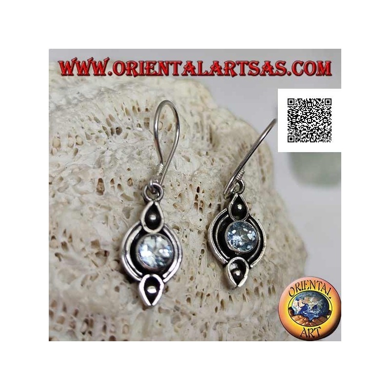 Orecchini in argento con topazio blu tondo naturale su montatura etnica incisa