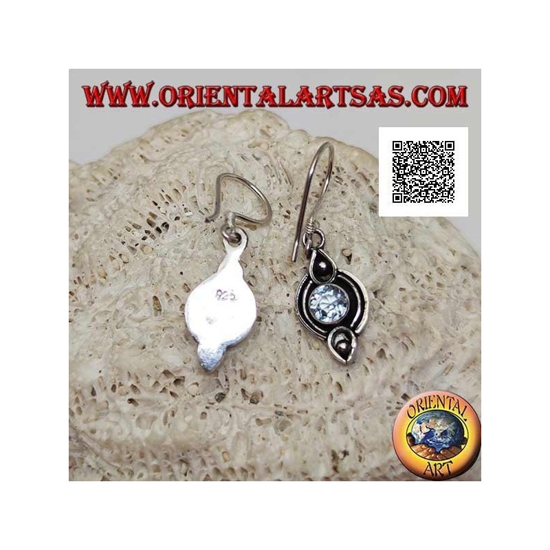 Boucles d'oreilles en argent avec topaze bleue ronde naturelle sur monture ethnique gravée