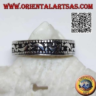Anello in argento a fedina con lune e stelle su fondo incavato