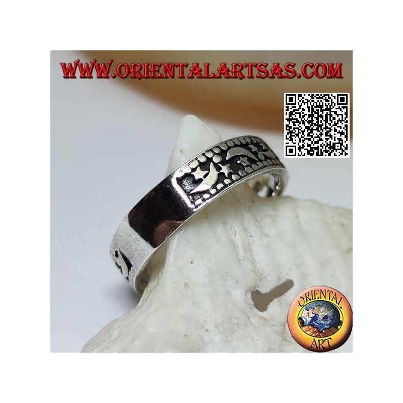 Anillo de plata con lunas y estrellas sobre un fondo ahuecado