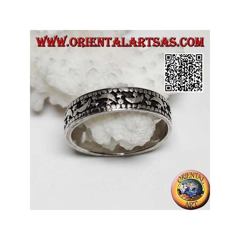 Anillo de plata con lunas y estrellas sobre un fondo ahuecado