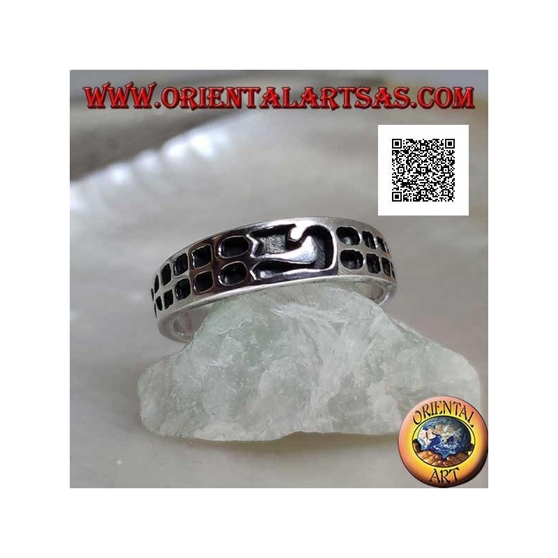 Anillo de plata con cuadrados grabados en progresión y motivo central