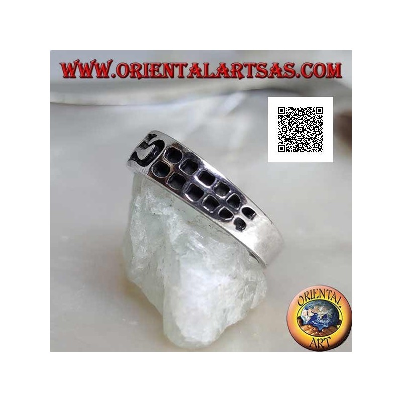 Anello in argento a fedina con quadretti incisi in progressione e motivo centrale