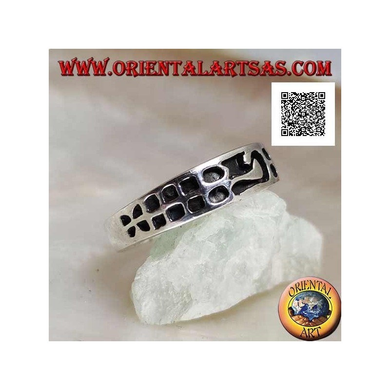 Silver ring with engraved squares in progression and central motif