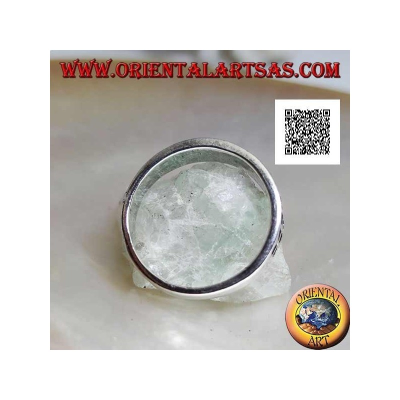 Anillo de plata con cuadrados grabados en progresión y motivo central