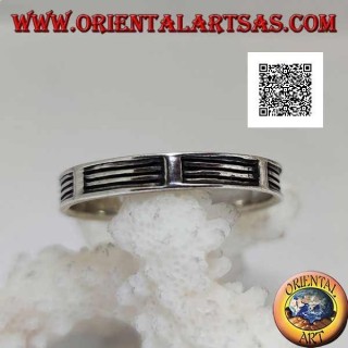 Anillo de plata con una serie de líneas horizontales en bajorrelieve