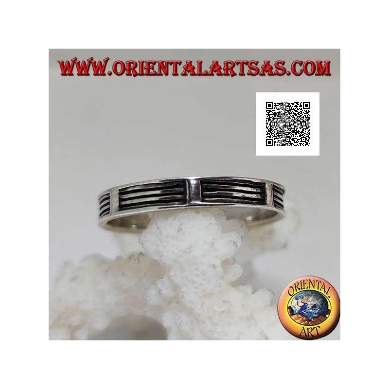 Anillo de plata con una serie de líneas horizontales en bajorrelieve