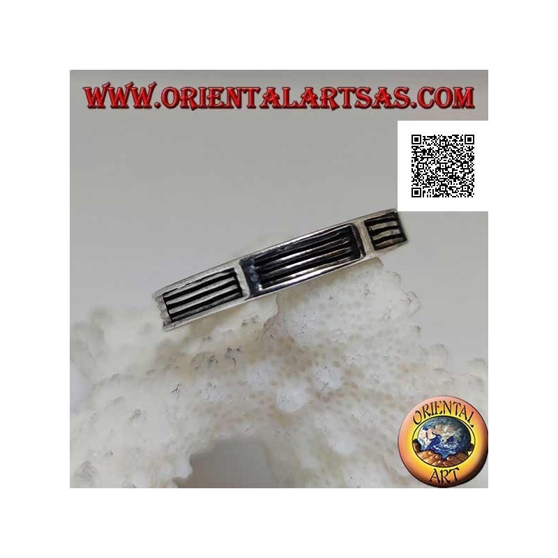 Bague en argent avec une série de lignes horizontales en bas-relief