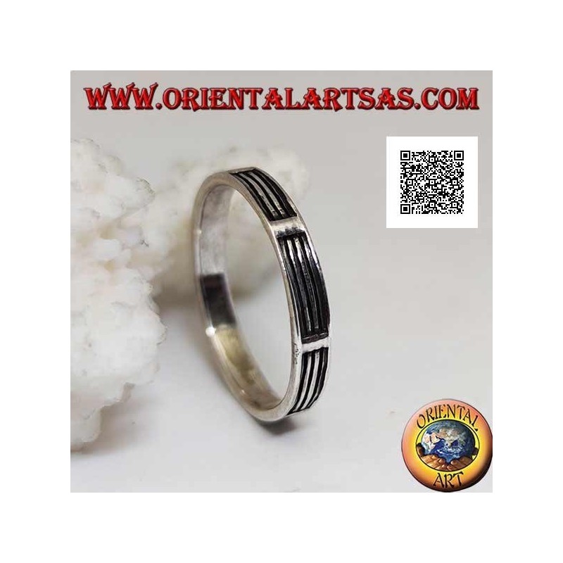 Anillo de plata con una serie de líneas horizontales en bajorrelieve