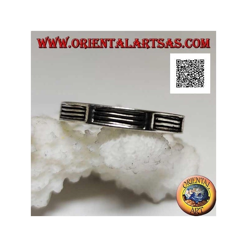 Anillo de plata con una serie de líneas horizontales en bajorrelieve