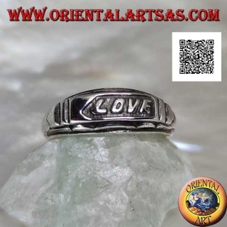 Bague en argent avec inscription "LOVE" en bas-relief sur une plaque