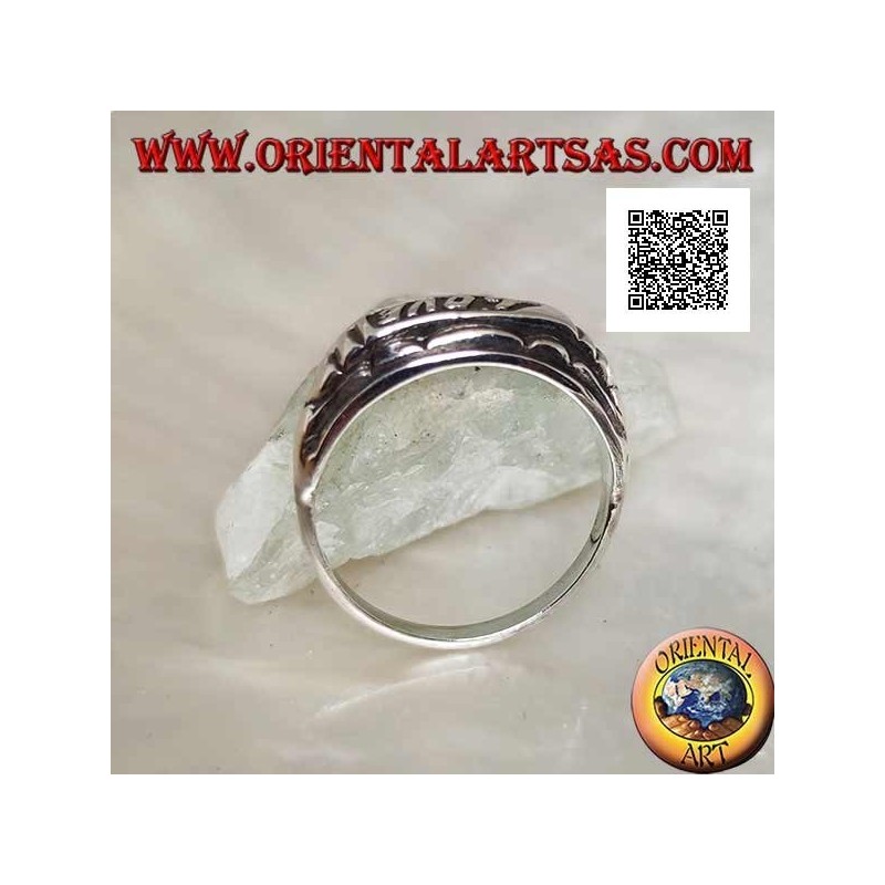 Bague en argent avec inscription "LOVE" en bas-relief sur une plaque