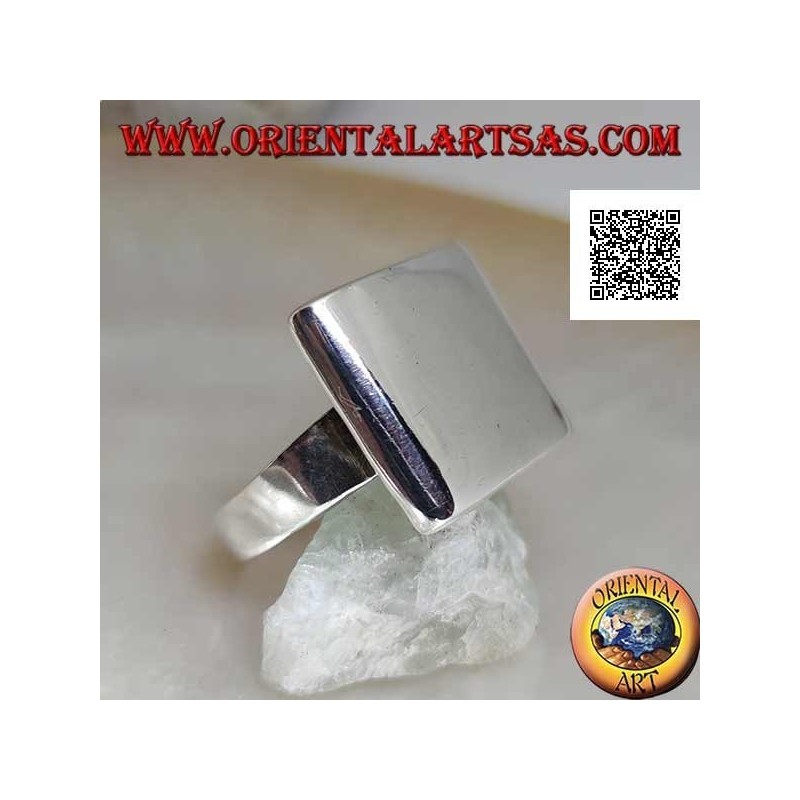 Anillo plateado liso con placa rectangular redondeada en los bordes