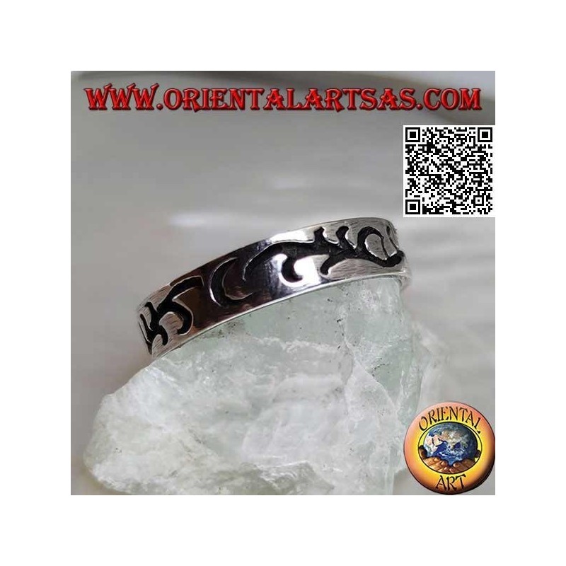 Bague en argent avec une branche florale gravée