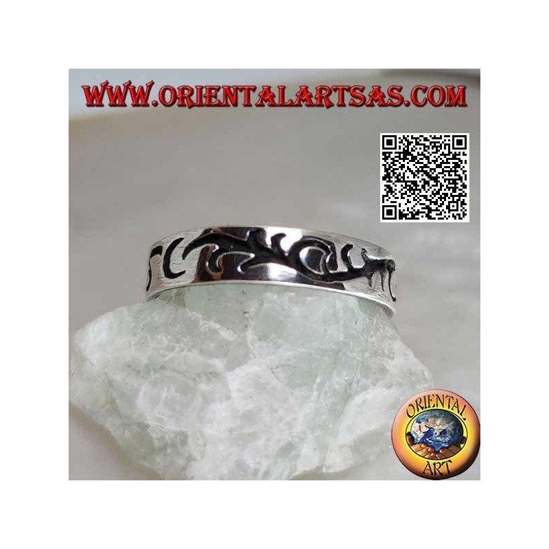 Silver ring with an engraved floral branch