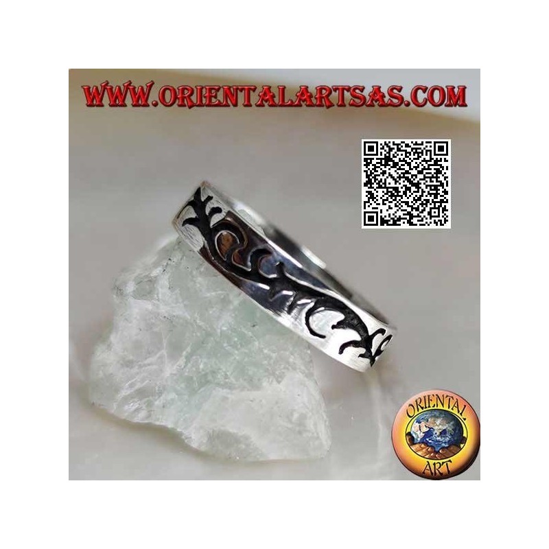 Silver ring with an engraved floral branch