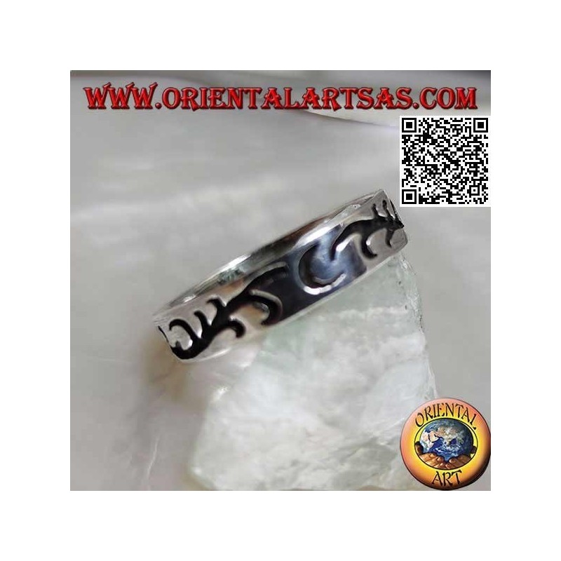 Anillo de plata con rama floral grabada