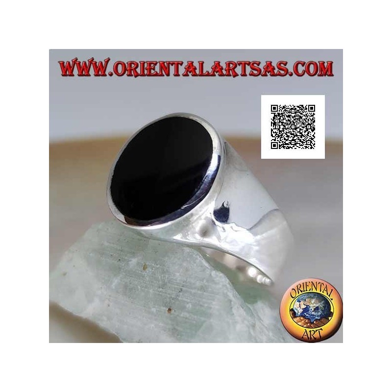 Anillo de plata con ónix ovalado al ras con borde ligeramente elevado sobre un marco liso