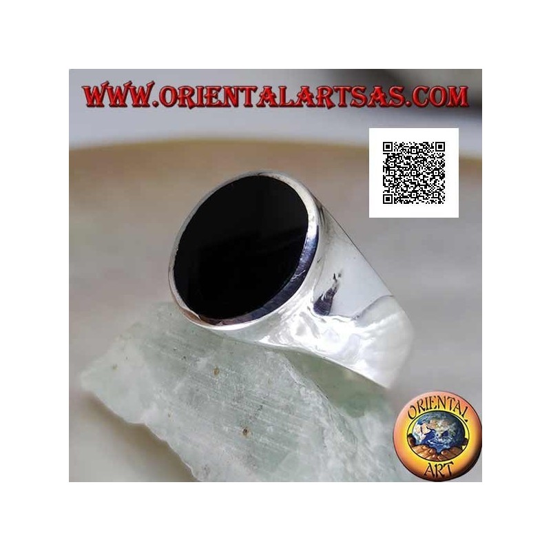 Bague en argent avec onyx ovale affleurant avec bord légèrement surélevé sur cadre lisse