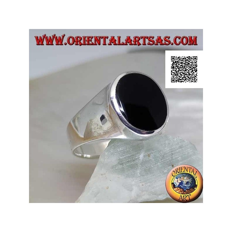 Bague en argent avec onyx ovale affleurant avec bord légèrement surélevé sur cadre lisse