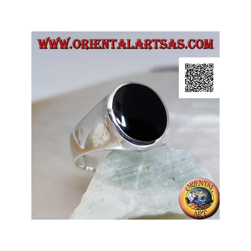 Bague en argent avec onyx ovale affleurant avec bord légèrement surélevé sur cadre lisse