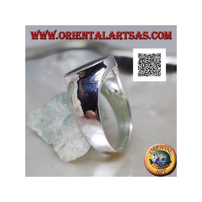 Anillo de plata con ónix ovalado al ras con borde ligeramente elevado sobre un marco liso