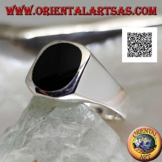 Silberring mit rundem Onyx bündig mit der Kante auf einem glatten quadratischen Rahmen