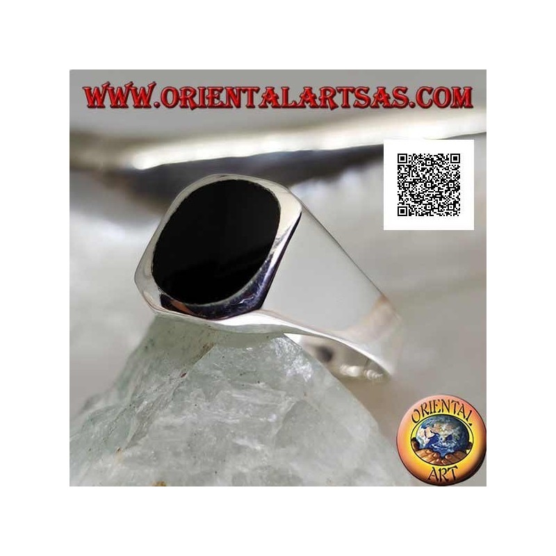 Silver ring with round onyx flush with the edge on a smooth square frame