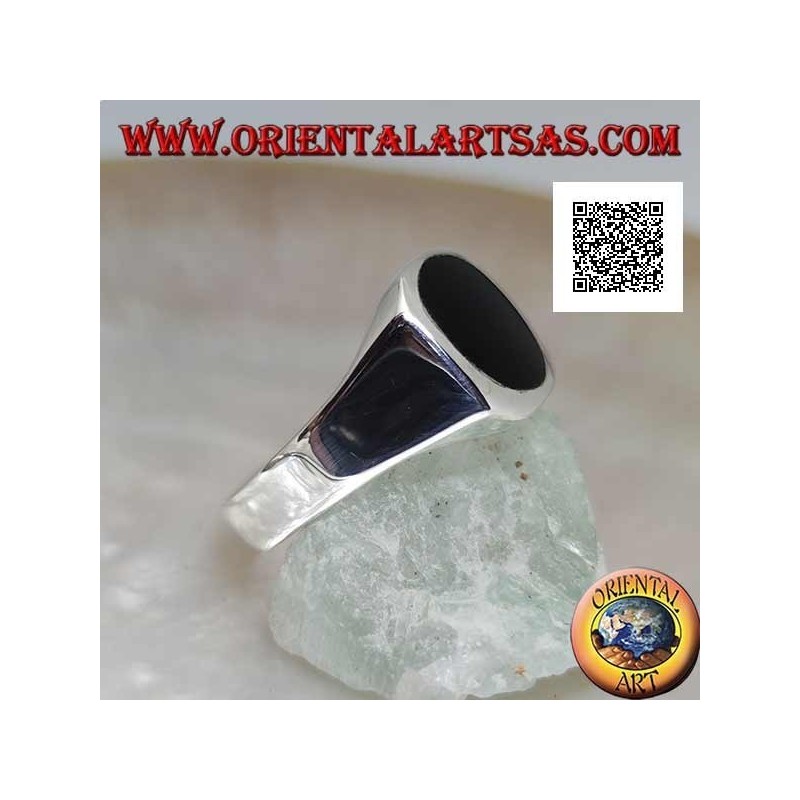 Silver ring with round onyx flush with the edge on a smooth square frame