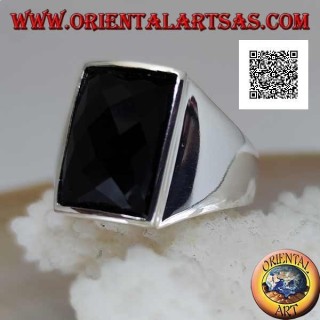 Anillo de plata con ónix facetado curvado rectangular ligeramente elevado en engaste liso