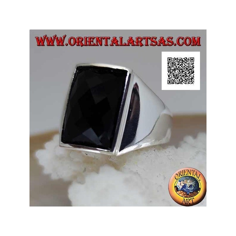 Anello in argento con onice sfaccettata curva rettangolare leggermente rialzata su montatura liscia