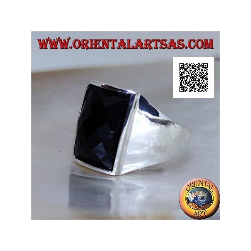 Anello in argento con onice sfaccettata curva rettangolare leggermente rialzata su montatura liscia