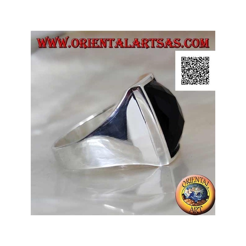 Bague en argent avec onyx incurvé rectangulaire légèrement en relief sur serti lisse