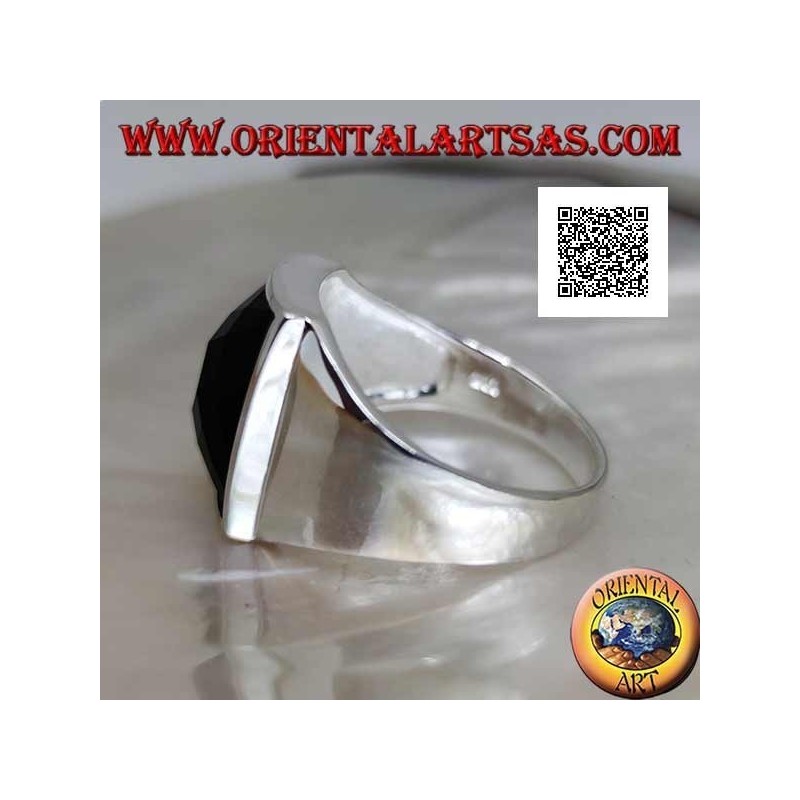 Anillo de plata con ónix facetado curvado rectangular ligeramente elevado en engaste liso
