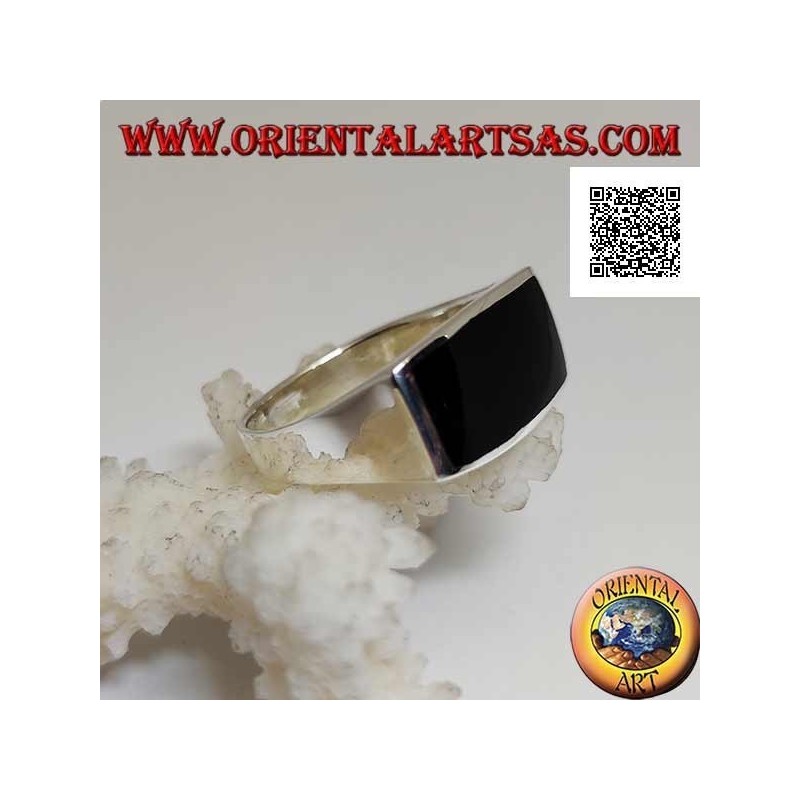 Anillo de plata con ónix rectangular horizontal a ras con borde sobre marco liso