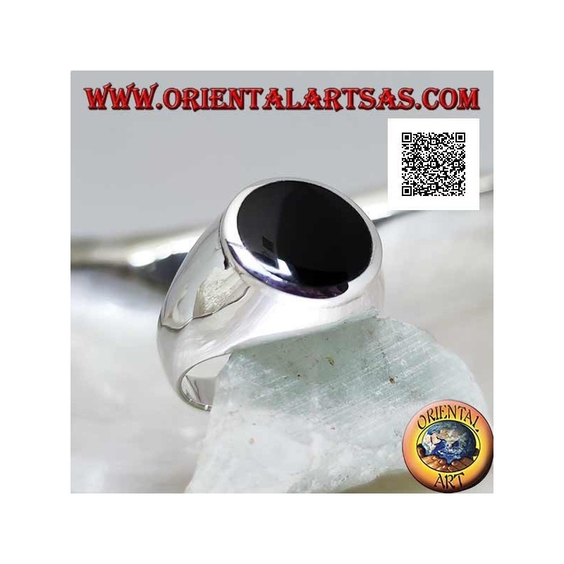 Bague en argent avec onyx rond affleurant avec bord relevé sur serti lisse