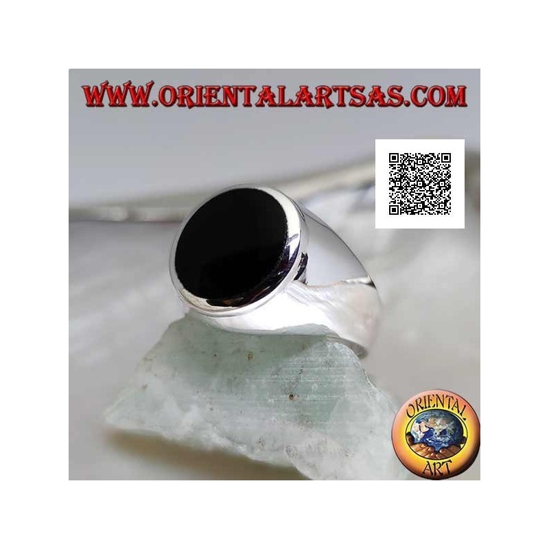 Bague en argent avec onyx rond affleurant avec bord relevé sur serti lisse