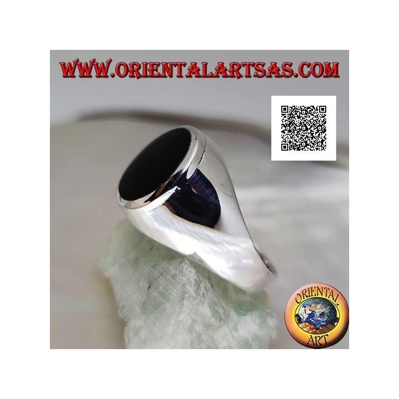 Bague en argent avec onyx rond affleurant avec bord relevé sur serti lisse